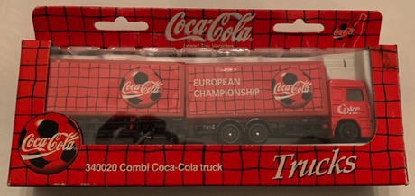 10273-1 € 12,50 coca cola vrachtwagen met oplegger voebal ca 20 cm.jpeg